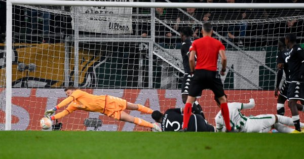 Нюбел премина в Байерн през 2020 година за да бъде