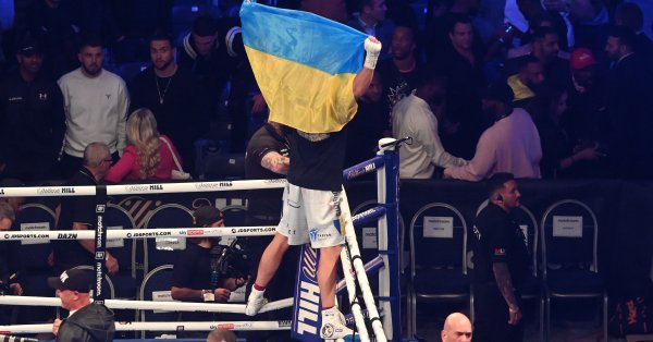 Преди дни Усик получи разрешение и напусна Украйна за да