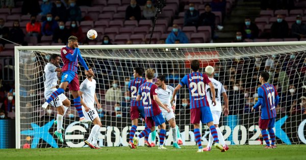 С гол в 90 ата минута Барселона измъкна 1 1 от непретенциозния Гранада в