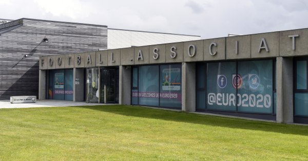 Европейската футболна централа УЕФА обмисля идеята да бъдат задължени всички