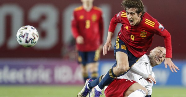 Испания се измъчи здраво но все пак успя да пречупи