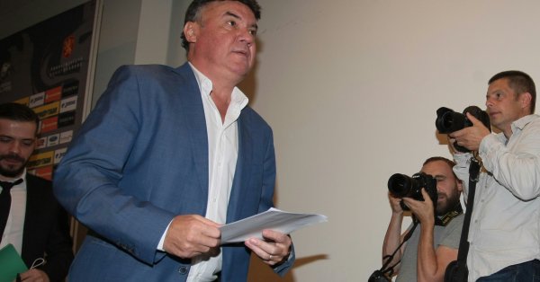 В момента временно изпълняващ функцията президент е вицето на Михайлов