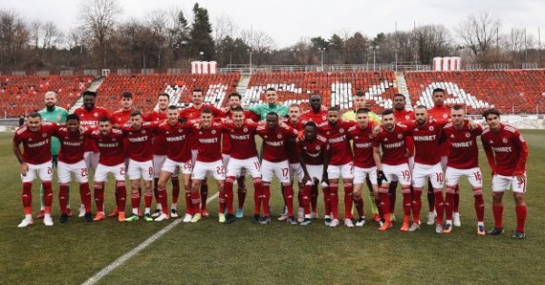 Да преимуществено червените печелят своите мачове но го правят безлично