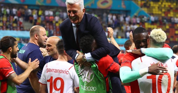 Селекционерът на Швейцариця Владимир Петкович беше на върха на щастието