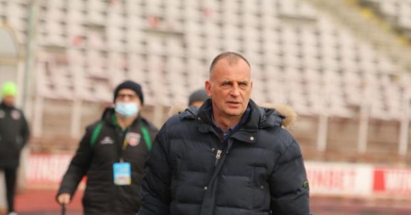 Треньорът на футболния Ботев Враца Антони Здравков Сухия подаде оставка след