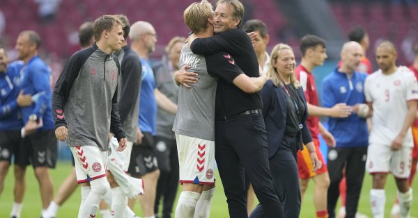 Цяла Дания е в шок след като треньорът Каспер Хюлманд