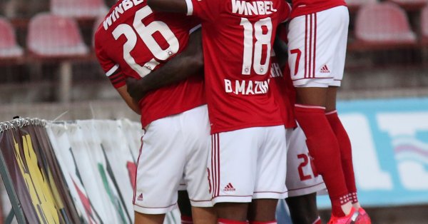 Така серията им от двубои с минимум две отбелязани попадения