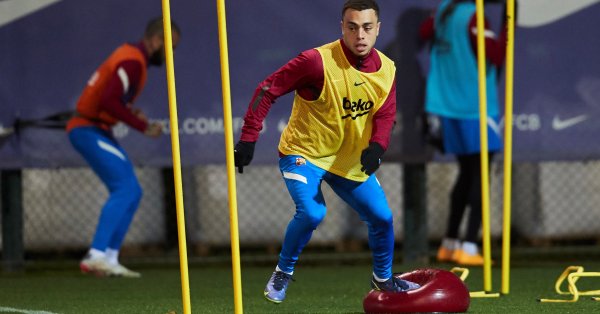 Интерес към 21 годишния Дест не липсва Американецът обаче твърдо е