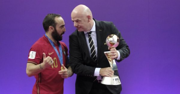 Президентът на ФИФА Джани Инфантино официално поздрави Борислав Михайлов по
