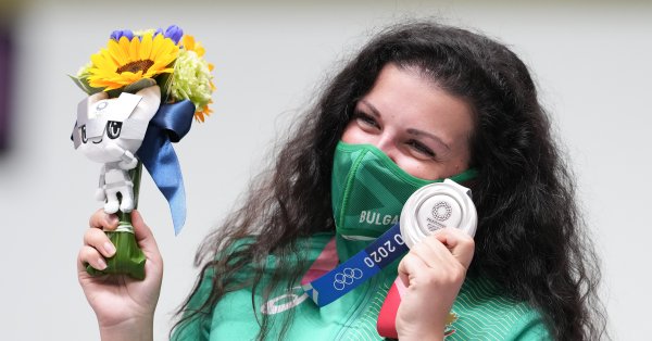 Председателят на Българския олимпийски комитет Стефка Костадинова поздрави сребърната медалистка