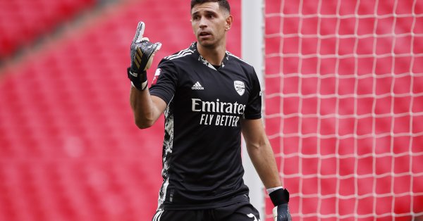 Отбелязва се че самият Мартинес също иска да напусне Арсенал