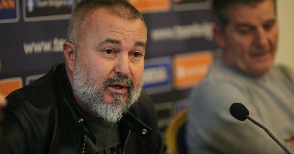 Защитникът на ЦСКА - Петър Занев, ще продължи да носи