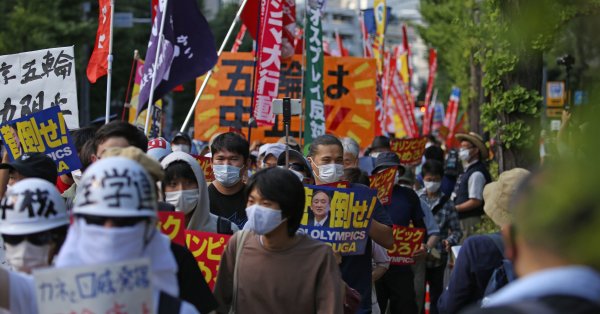 Протест срещу Олимпиадата се проведе близо до кметството на японската