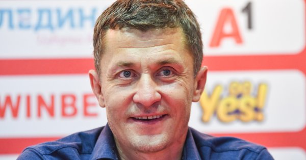 Армейците ще играят в традиционната за футбола схема 4 4 2 но