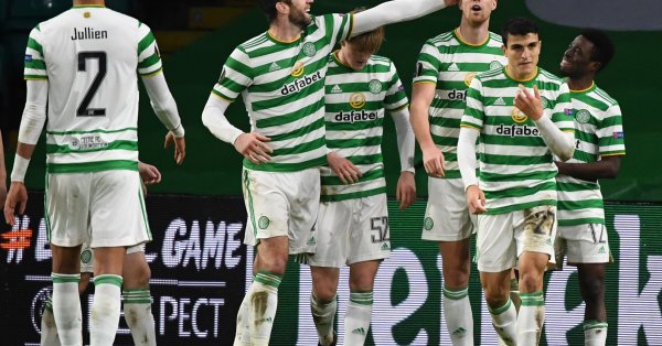 Мениджърът на шампионите Нийл Ленън както и неговият помощник