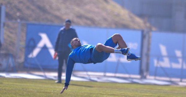 Здравейте аз съм Душан Влахович Искам да поздравя Септември и