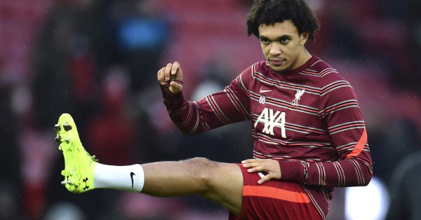 Сега Александър Арнолд публикува в Инстаграм снимки от комплекса в