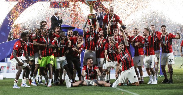 Както всяко лято така и това във Footy Headlines изтичат