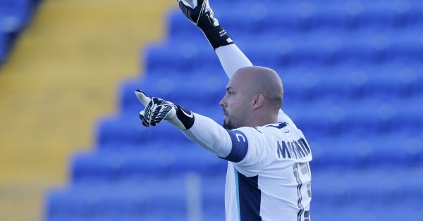 Вратарят Николай Михайлов официално се завърна в Левски. От клуба