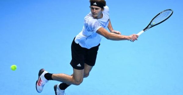 Представителят на домакините Ник Кириос отрази два мачбола и стигна