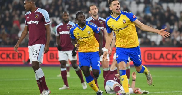 Светците поведоха още в 8 ата минута когато Мохамед Елионуси реализира