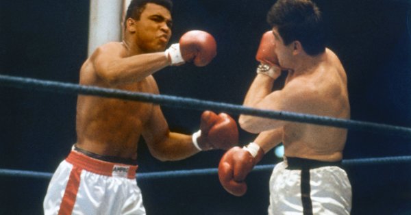 Касиус Клей е роден на 17 януари 1942 г в