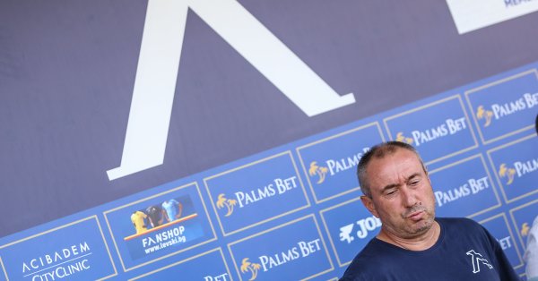 Треньорът на Левски Станимир Стоилов отработи през седмицата няколко варианта