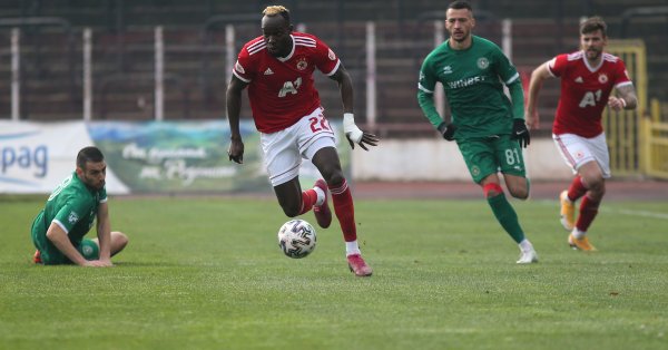 На моменти футболистите на Антони Здравков играха като равен с