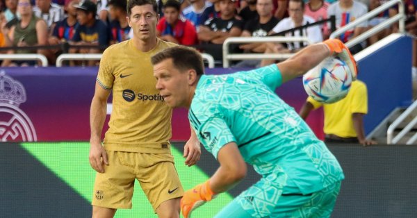 По неофициални данни Барселона дължи на Де Йонг около 17