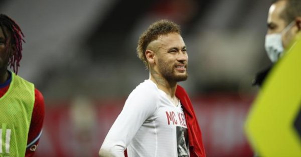 F atilde s de Neymar furam bloqueio de seguran ccedil as e atropelam jogador