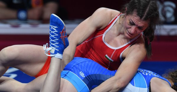 Евелина Николова започна с победа при 57 килограмовите в женската борба