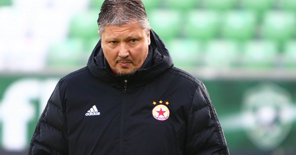 Треньорът на ЦСКА Любослав Пенев си изпусна нервите след