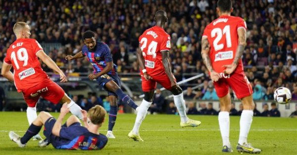 В същото време футболистът на Барселона Жюл Кунде се извини