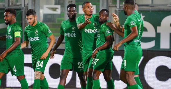 Домакините удвоиха аванса си в петата минута когато точен бе