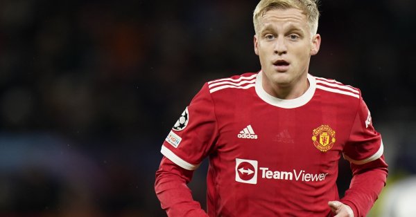 Твърди се че Юнайтед е готов да преотстъпи Ван де