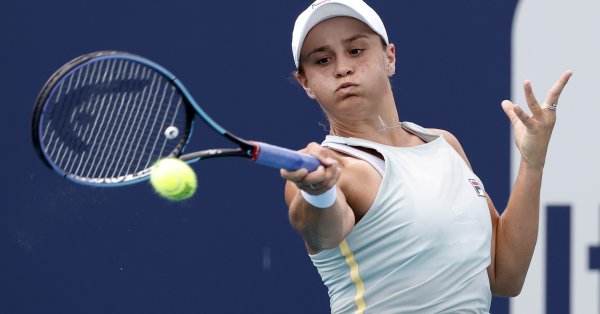 Защитаващата титлата си и номер 1 в световната ранглиста Ашли