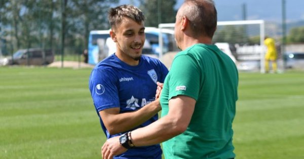 Българският футболен национал Илиан Илиев-младши ще премине медицински изследвания заради