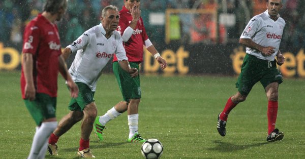 Най успешният български футболист Христо Стоичков надъха националния отбор преди старта