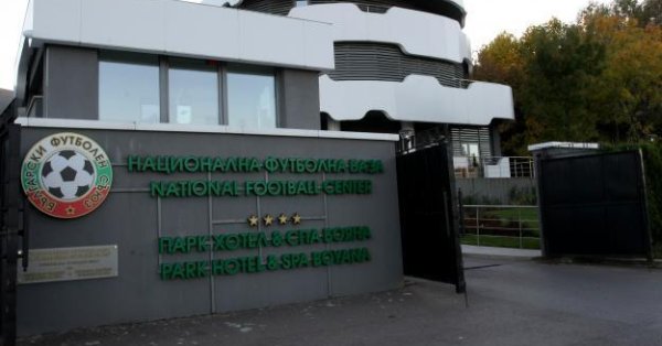 Случва се: БФС спира част от футбола в България