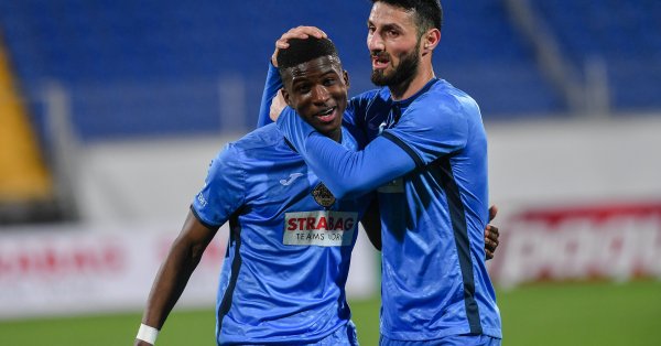 Головата машина на Левски Найджъл Робърта се дърпа за трансфер