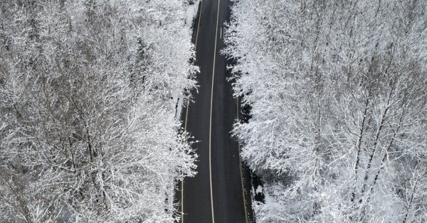 Обилният снеговалеж остави на аутобана хиляди превозни средства сред които