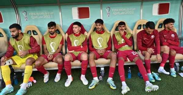 Катар вече влезе в историята като първият домакин загубил мача