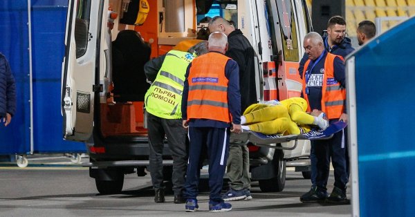 Капитанът на сините се строполи на земята изпитвайки сериозна болка