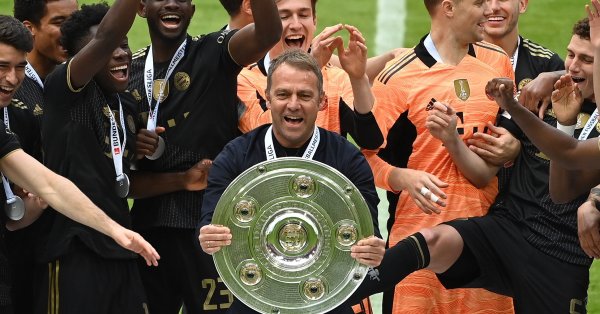 Треньорът в оставка на Байерн Мюнхен Ханзи Флик застава начело