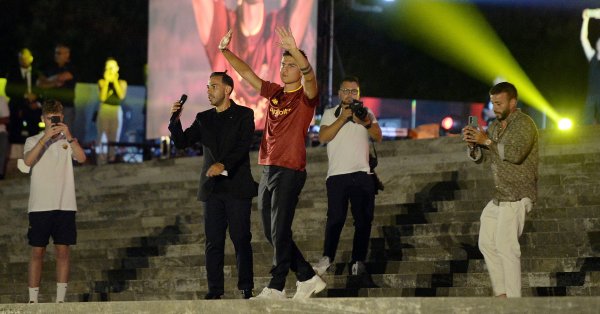 Дибала който даде пресконференция по рано вчера излезе с фланелката на