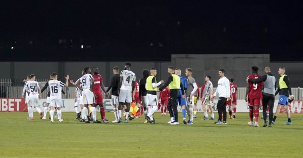 Забавянето на заплати с по два три месеца в един период