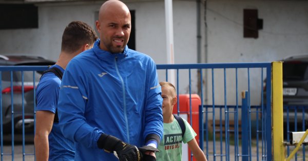 Българският вратар Николай Михайлов се присъедини към Ливърпул но веднага