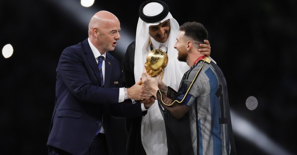 Меси позволи на емира да наметне облеклото върху раменете му