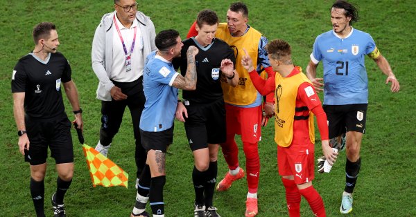 След края на мача уругвайските национали изразиха бурно недоволството си