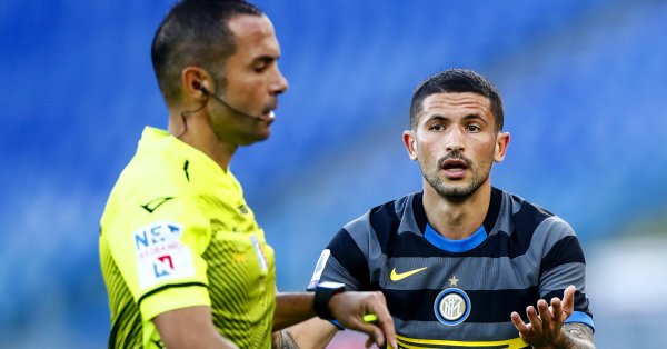 Италианският национал Стефано Сенси е под огромна въпросителна за участие